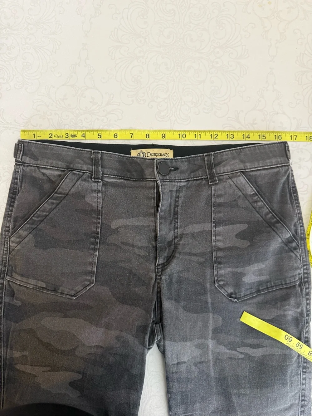 Democracy “Ab” Technology Cargo Raw Hem Camo Crop Pants Size 10
